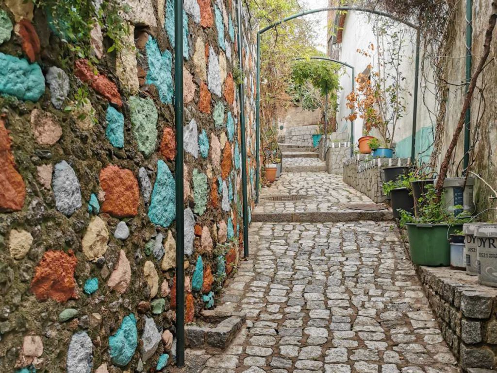 Kolorowa ściana i wąska uliczka w Monchique, Algarve