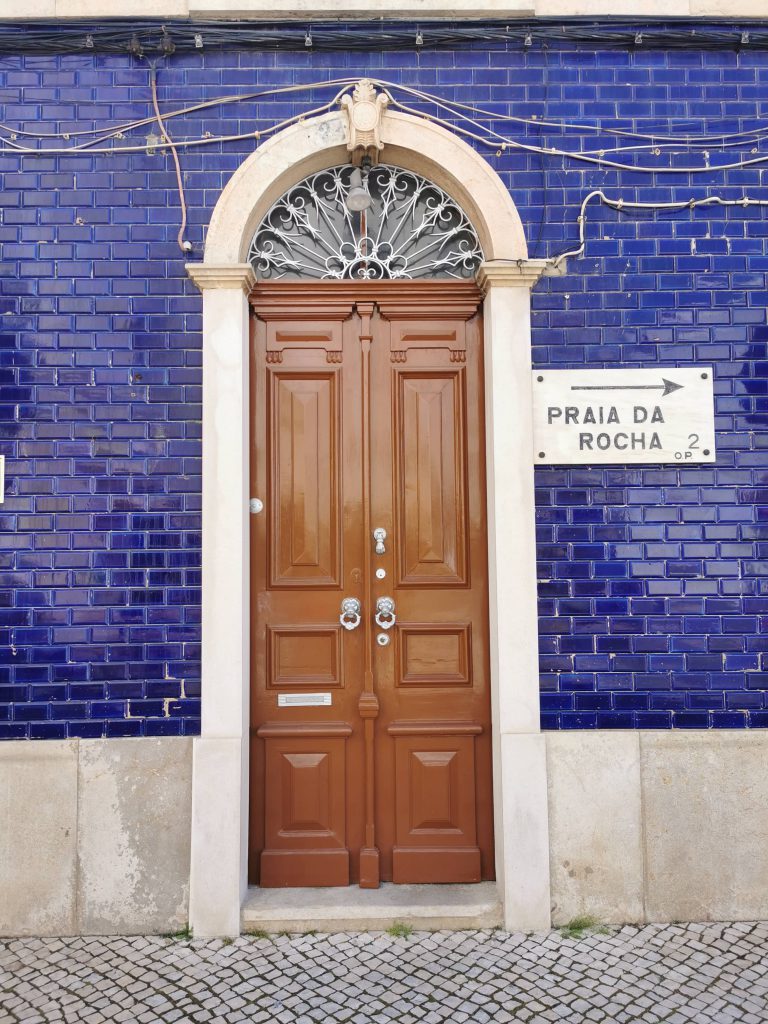 Drzwi i niebieskie kafelki w zona ribeirinha portimao