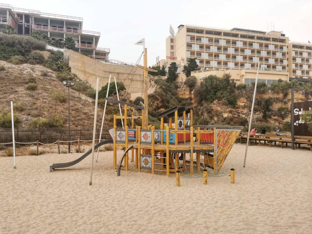 Atrakcje dla dzieci w Portimão park na plaży Praia da Rocha