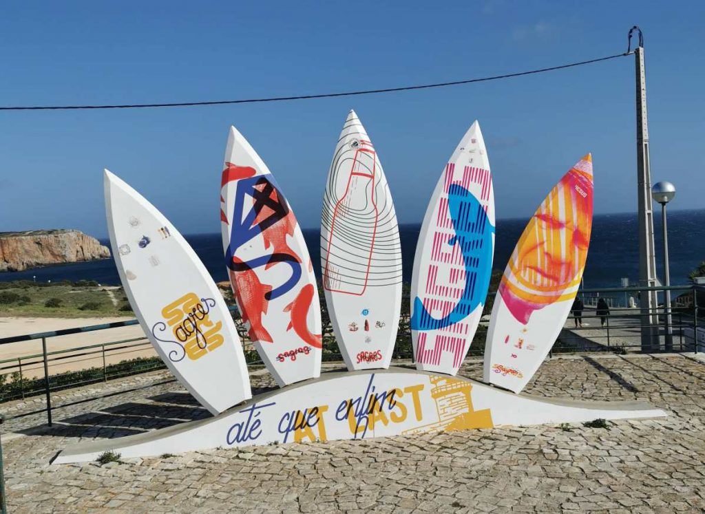 Deski surfingowe symbol surferów w Sagres Algarve