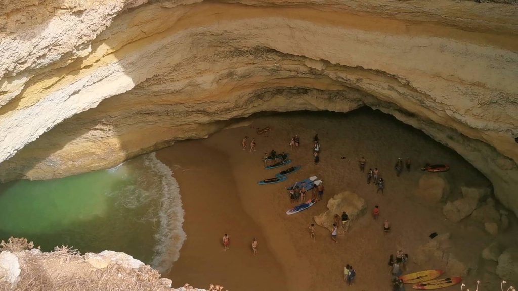 Widok na jaskinię Benagil ze szlaku pieszego Sete Vales Suspensos Algarve