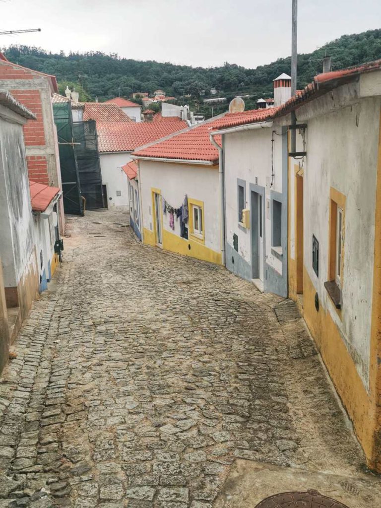 Klimatyczne uliczki w miasteczku Monchique na południu Portugalii