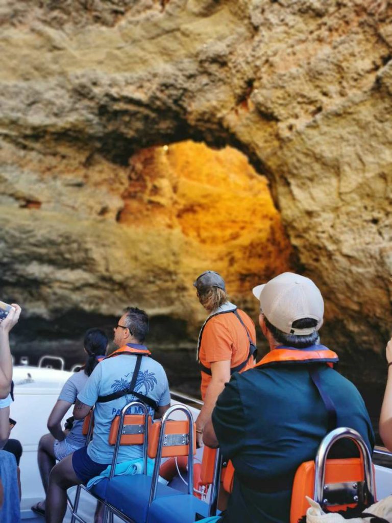 Zwiedzanie jaskini Benagil i Praia da Marinha statkiem z Portimao w Algarve na południu Portugalii