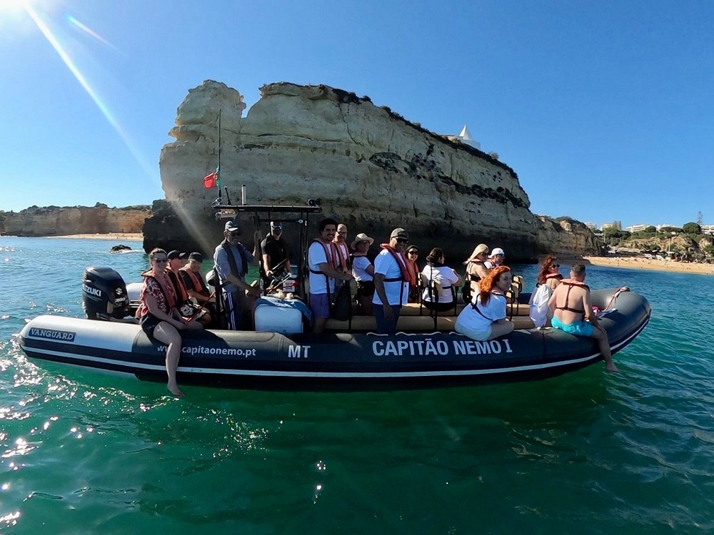 Atrakcje Portugalii obserwacja delfinów łódzią z lokalną firmą z Algarve Portimao