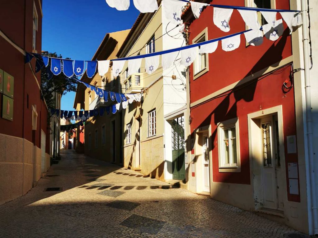 Kolorowa uliczka w Silves przyozdobiona z okazji festiwalu Feira Medieval w Silves Algarve