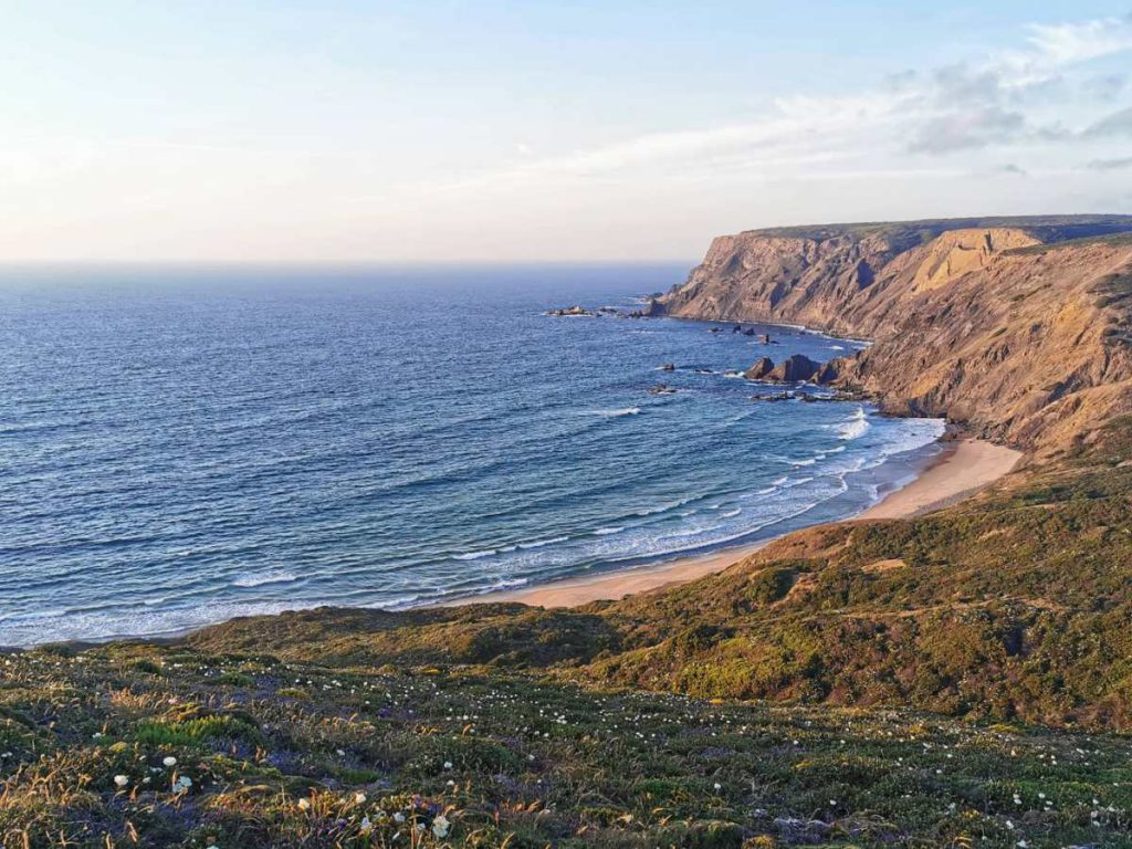 Dzikie wybrzeże zachodniego Algarve w południowej Portugalii okolice Sagres