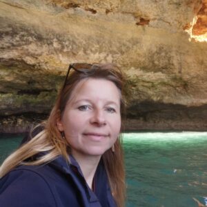 zwiedzanie wybrzeża Algarve łodzią motorową wycieczka po jaskiniach z Portimao do Benagil