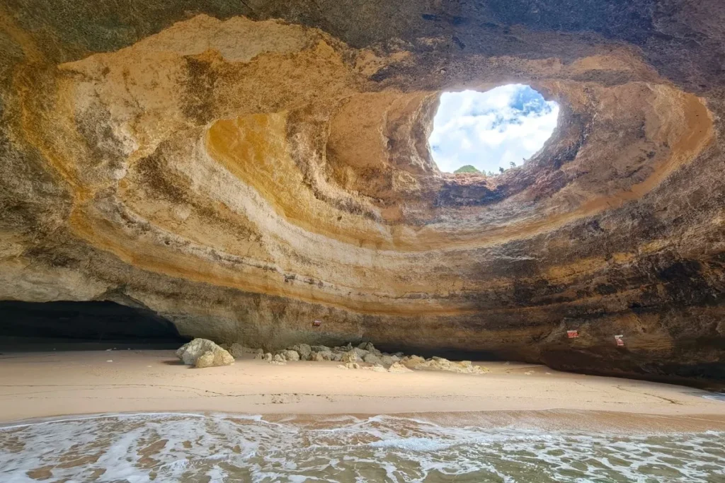 Jaskinia Benagil widziana od środka - słynna grota morska na wybrzeżu Algarve w Portugalii